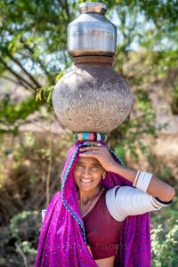 水を運ぶ女 / ID: india19-73180