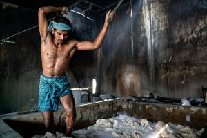 Washing cotton threads / ID: India18-17271